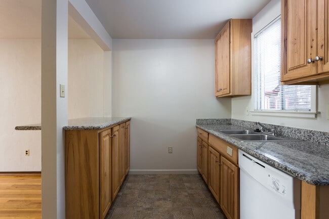 Building Photo - 6605-6605 Moeser Ln