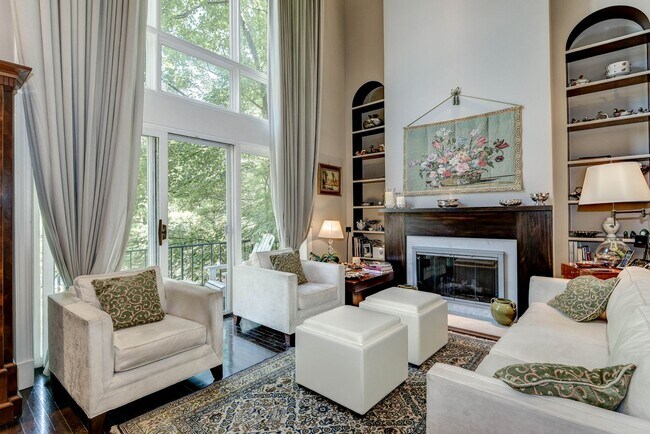 Foto del edificio - Beautiful Home in the Coveted Gated Community of Hillandale