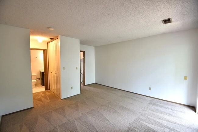 Building Photo - Spacious 2BR/2BA with Fenced Yard in Boulder