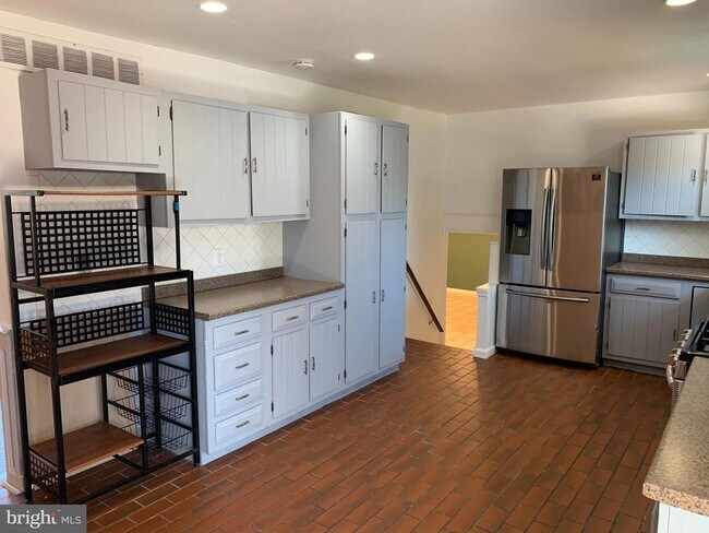 Building Photo - 945 Alexandria Dr