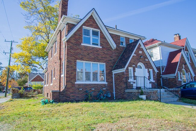 Foto del edificio - Renovated Two Story Brick on Santa Rosa