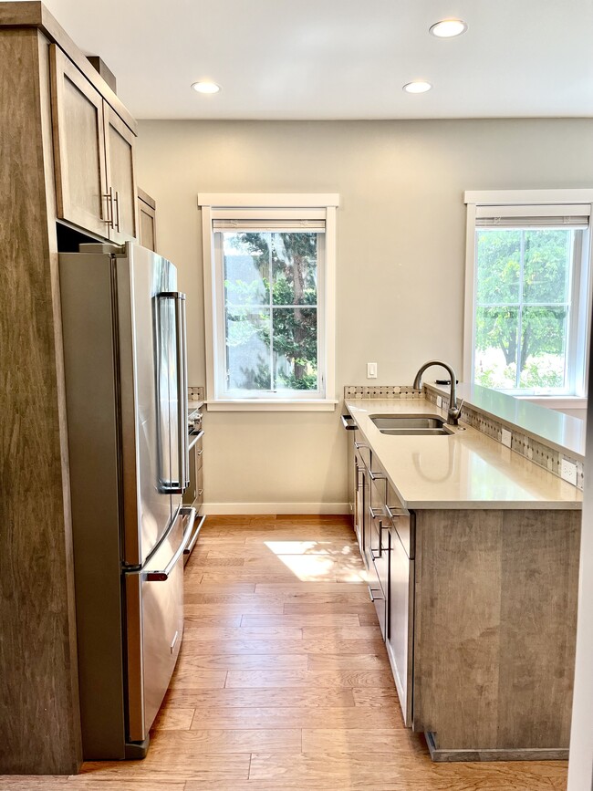 Kitchen - 514 Cascade Ave