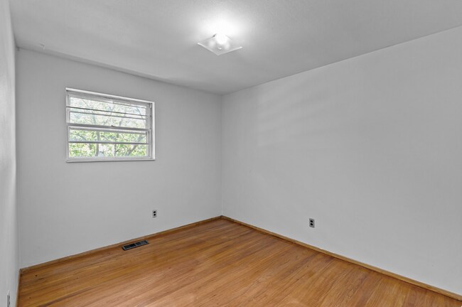 Building Photo - 1670 Queens Dr