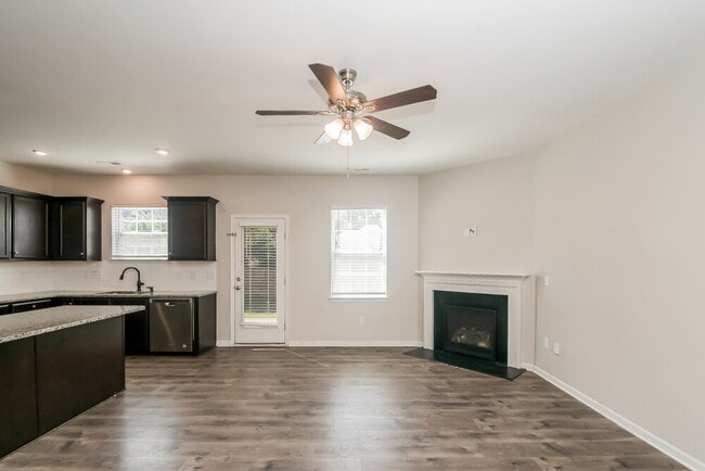 Foto del edificio - 674 River Dell Townes Ave