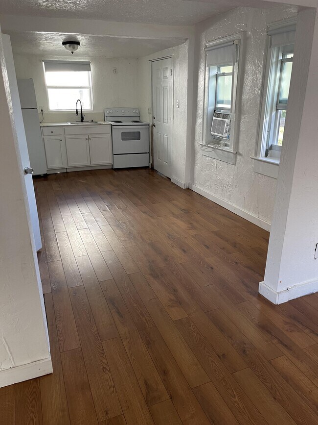Building Photo - 550 Live Oak Ave