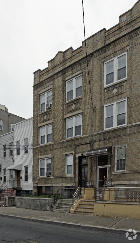 Building Photo - 313 Summit Ave