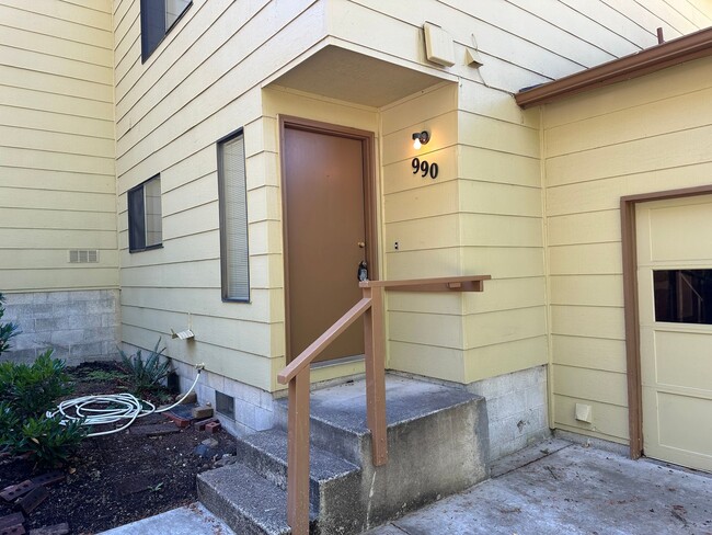 Building Photo - 2 bedroom 1.5 bathroom duplex in quiet Thu...