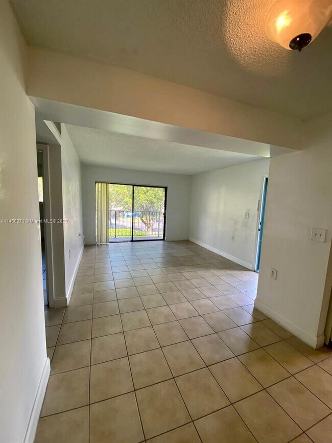 Foto del edificio - 7095 NW 179th St