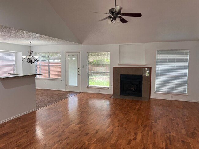 Building Photo - 600 Eaglecreek Dr