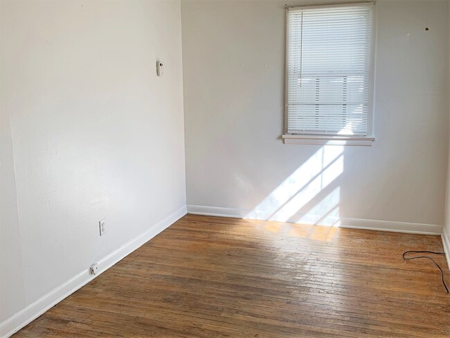 Building Photo - Small 1 bedroom house, small dog OK