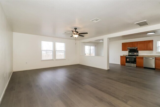 Foto del edificio - 7012 Doyal Dr