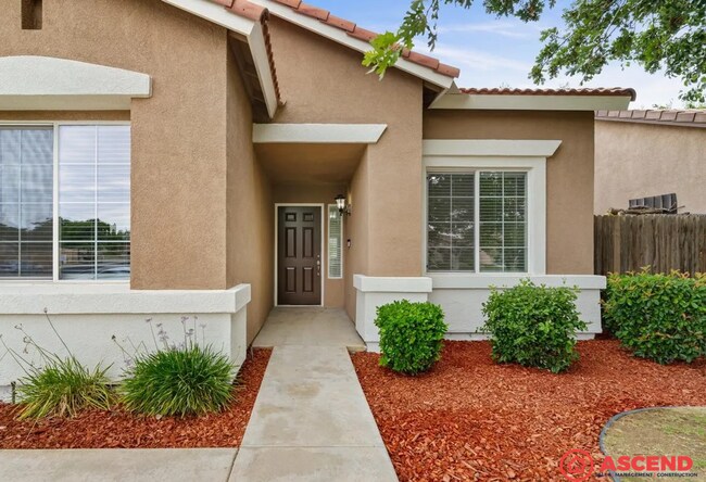 Foto del edificio - Spacious 4BD/2BA Home in Bakersfield (93312) – Garage, Fireplace & Pet-Friendly!