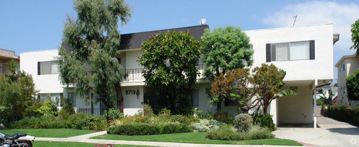 Primary Photo - 9719 Regent St