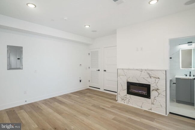 Foto del edificio - 2000 N Front St