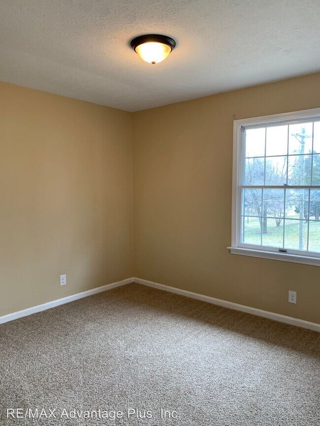 Building Photo - 658 College Dr