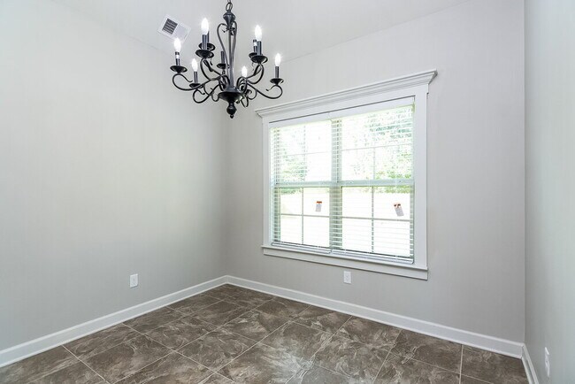 Foto del edificio - 2674 Champion Hills Dr