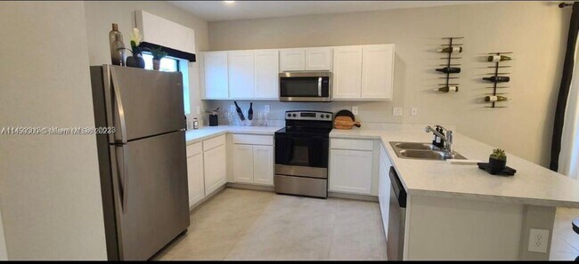 Building Photo - $3,000 305 NE 1 Ave