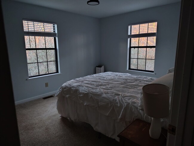 Building Photo - 304 Sunset Ct