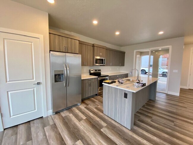 Building Photo - 438 N Stone Mountain Dr