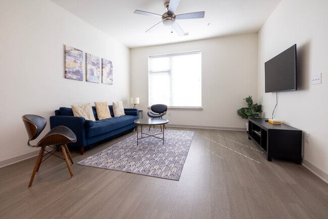 Building Photo - 633 E Main St