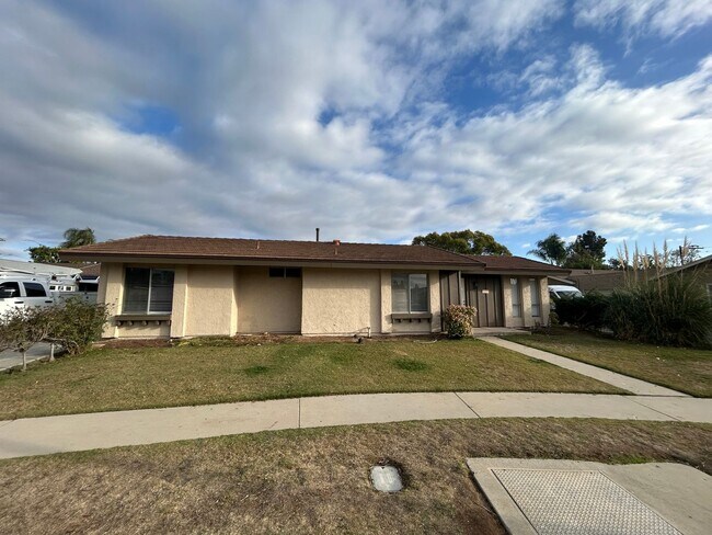Foto del edificio - North Tustin Single-Story 2BD/2BA Rear Unit – Large Yard + Garage!