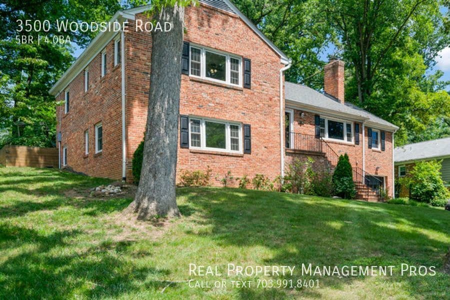 Primary Photo - RARLEY AVAILABLE WILTON WOODS ESTATE - 5 B...