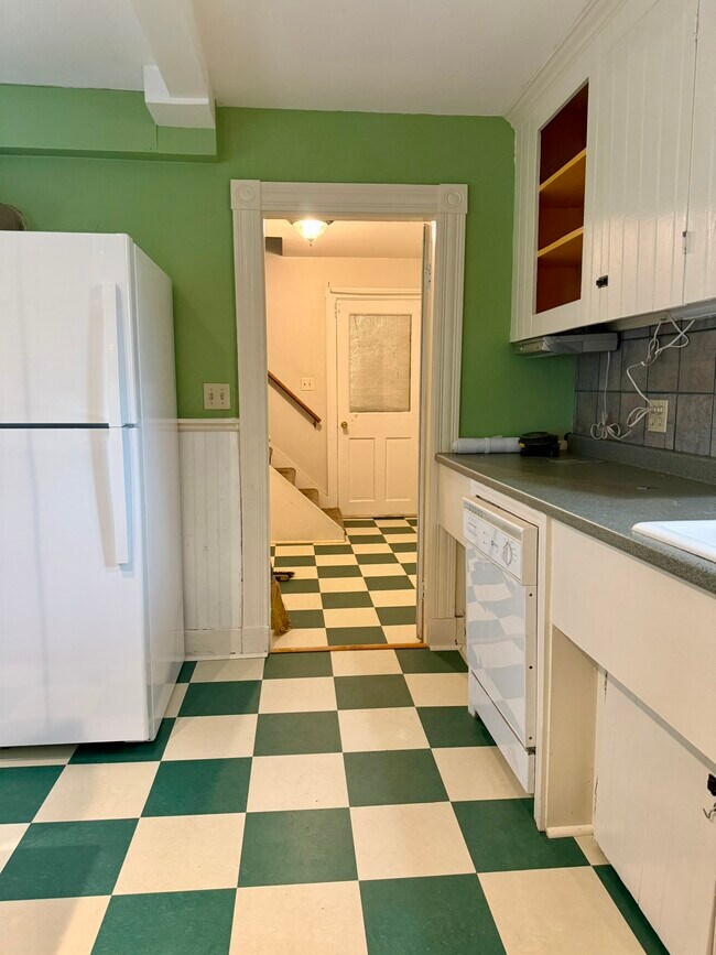 Pasillo que conduce al baño completo FF y al lavadero. - 630 Prospect Ave