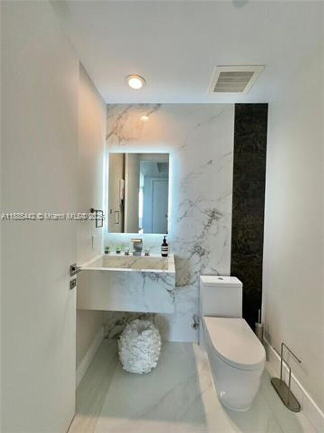 Foto del edificio - 15901 Collins Ave