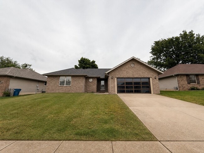 Building Photo - 991 Glen Oaks Dr