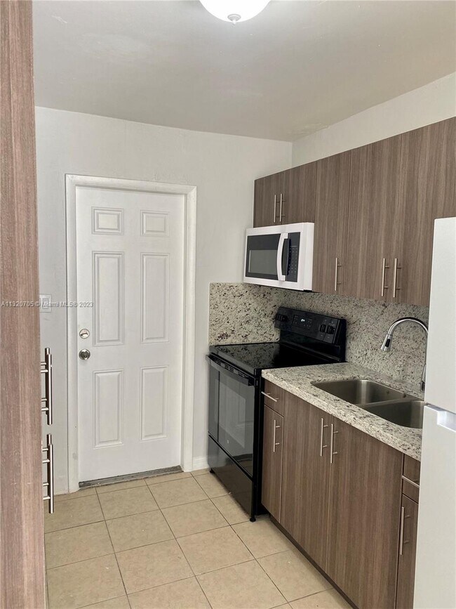 Foto del edificio - 908 NW 17th Ave