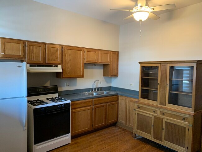 Building Photo - 121 West 1st Street, Unit Apt 1