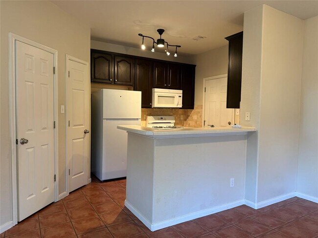 Foto del edificio - 2100 Pipers Field Dr