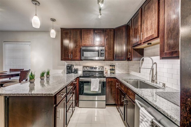 Foto del edificio - 5306 Fleetwood Oaks Ave