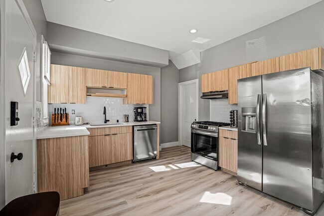 Foto del edificio - Rare Kenwood townhome, Across from Campus