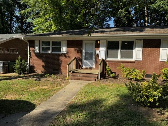 Foto del edificio - Newly renovated 2-bedroom, 1-bath duplex in Charlotte Located just minutes from NoDa, Plaza Midwo...