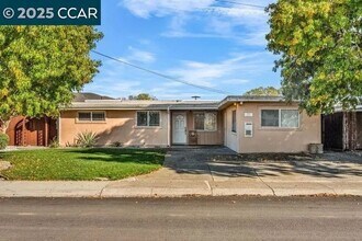 Building Photo - 104 Los Altos Pl