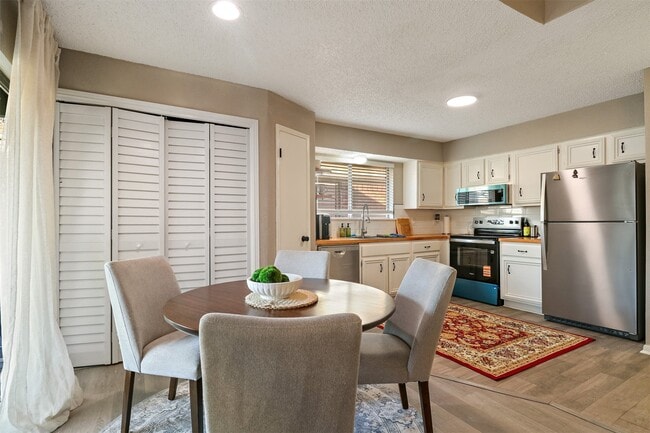 Foto del edificio - 12400 Overbrook Ln