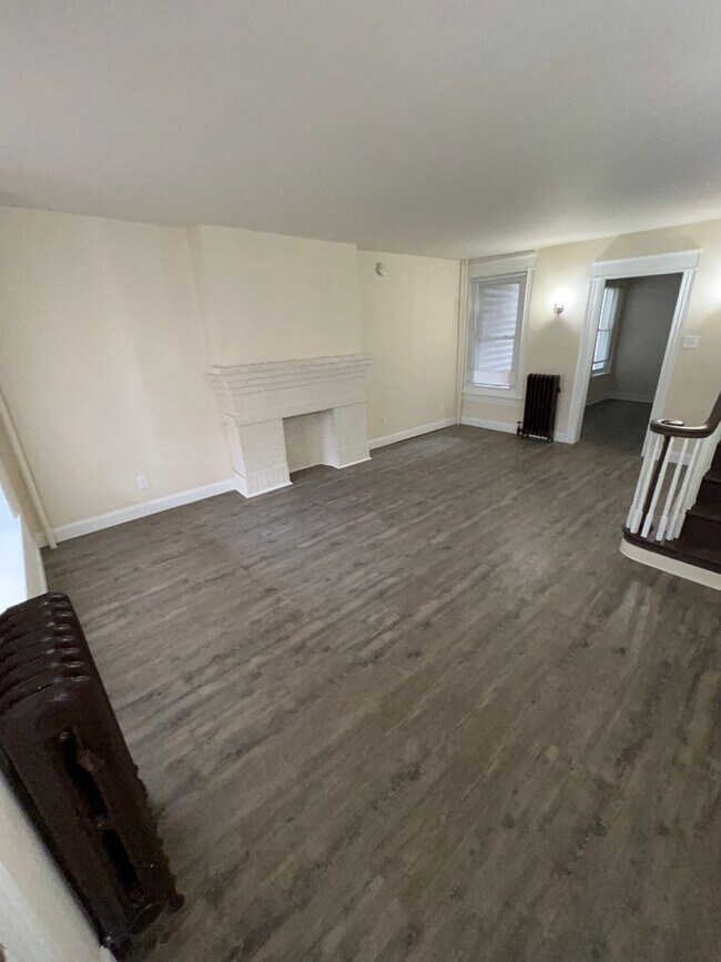 Building Photo - FIVE BEDROOM HOUSE