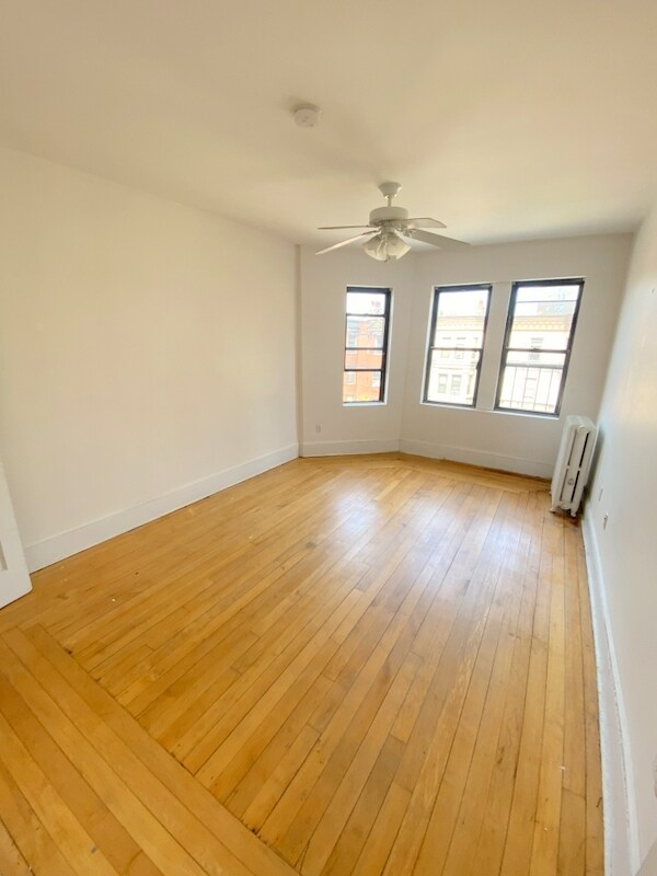 Foto del edificio - 58 Westland Ave