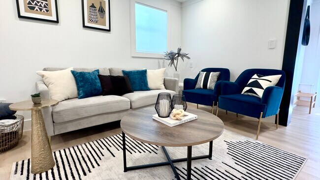 Bright living space - 1519 32nd Ave