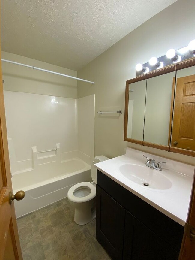 Building Photo - 2 Bedroom Apartment by the Maple Avenue Na...