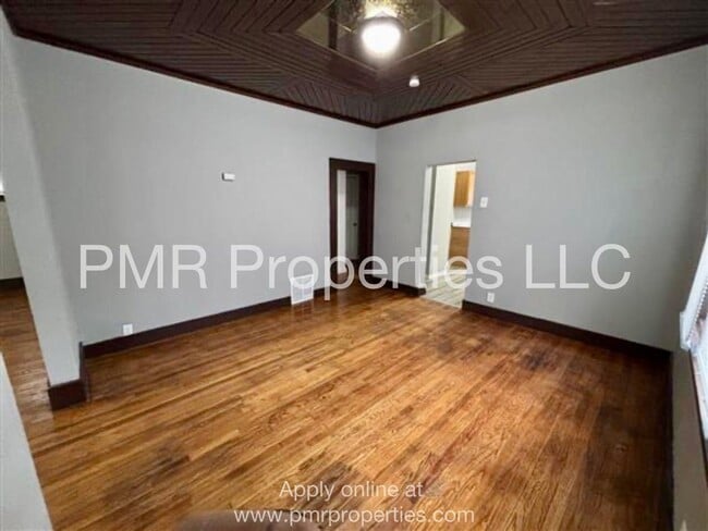 Building Photo - 3 Bedrooms / 1 Bathroom House