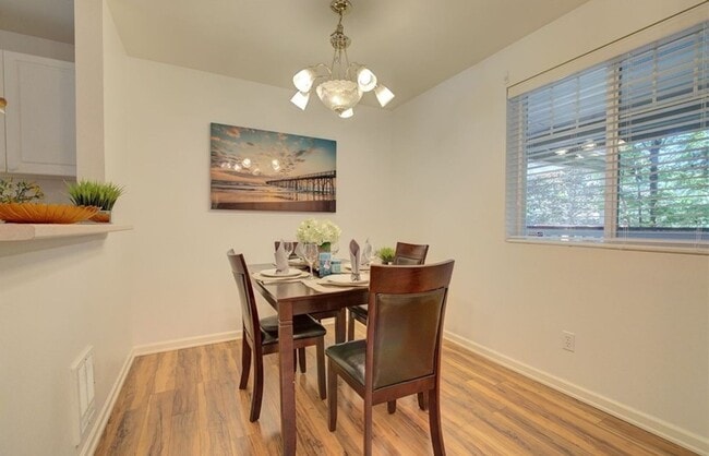 Building Photo - Beautiful 2 bedroom 2 bath Condo Newport W...