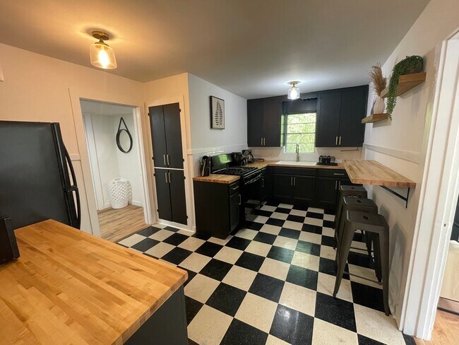 Foto del edificio - Beautiful 2 Bedroom, 1 Bathroom Apartment in Duckpond Neighborhood