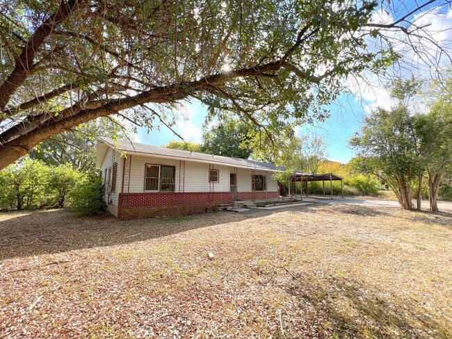 Building Photo - 0.67 Acre Single Story 3 Bedrooms 1 Bathro...