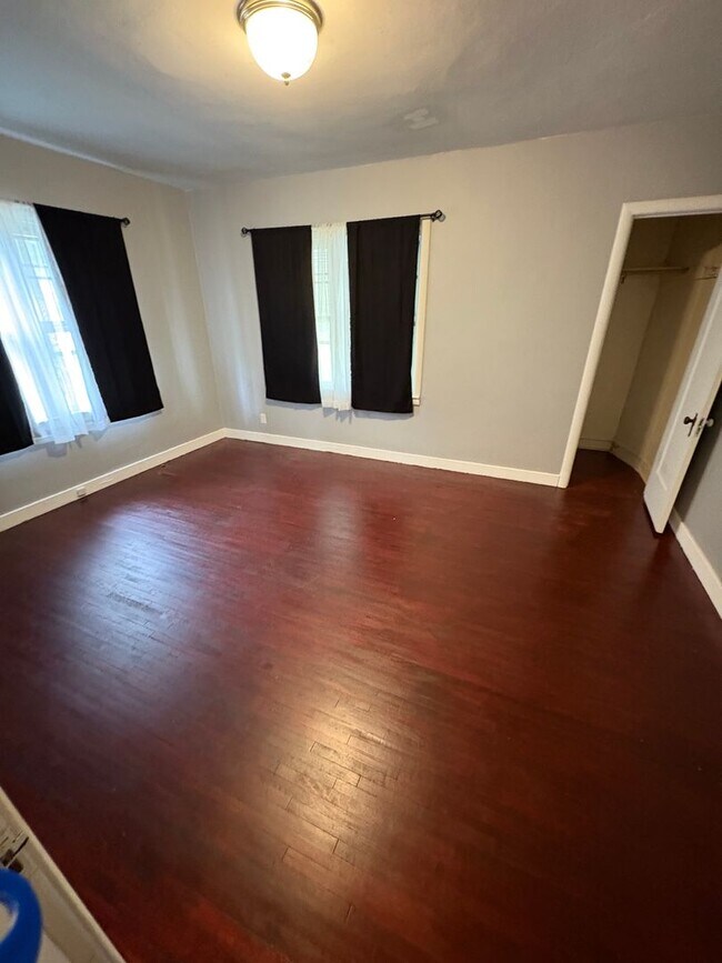 Building Photo - 3 Bedroom Single Family Home