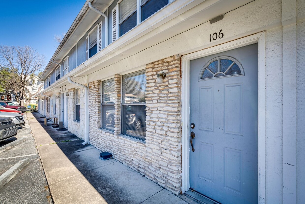 Foto principal - 2bd/1ba Townhome - South Lamar - Close to Downtown - Fenced Patio - $1450