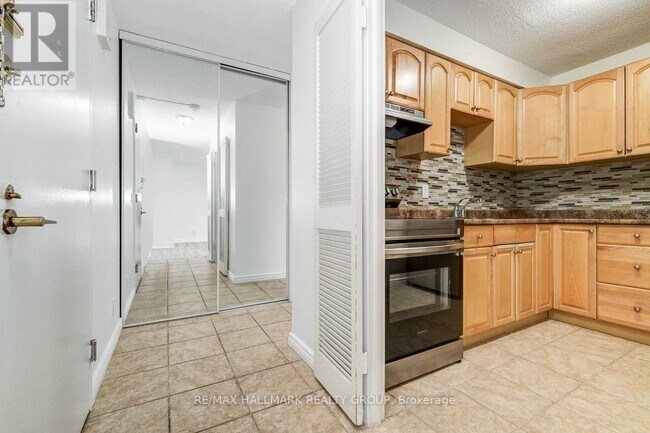 Building Photo - 515 St. Laurent Blvd