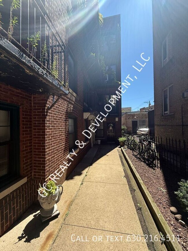 Foto del edificio - 1241 W Jarvis Ave