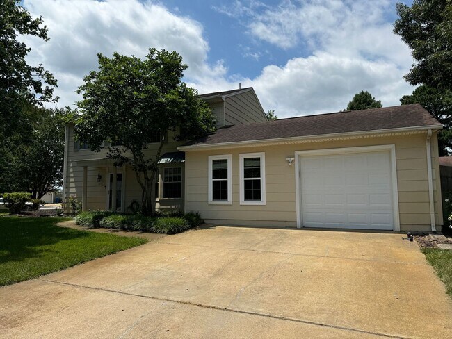 Foto del edificio - Charming 2-Story Family Home on Spacious C...